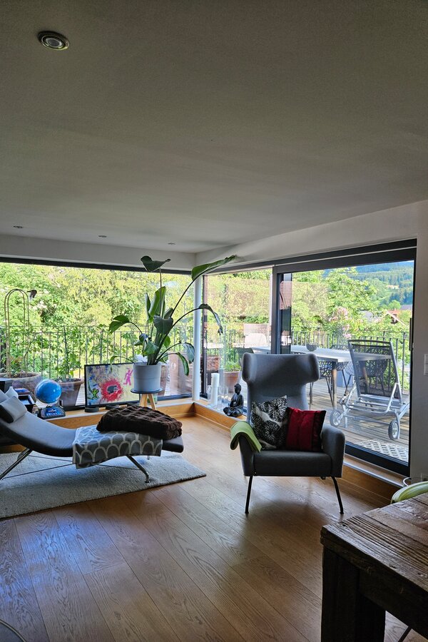 Helles Wohnzimmer mit Panoramafenster & Balkon – 3-Zimmer Wohnung, Kurzzeitmiete & Wohnen auf Zeit für 1 bis 6 Monate in Thalgau