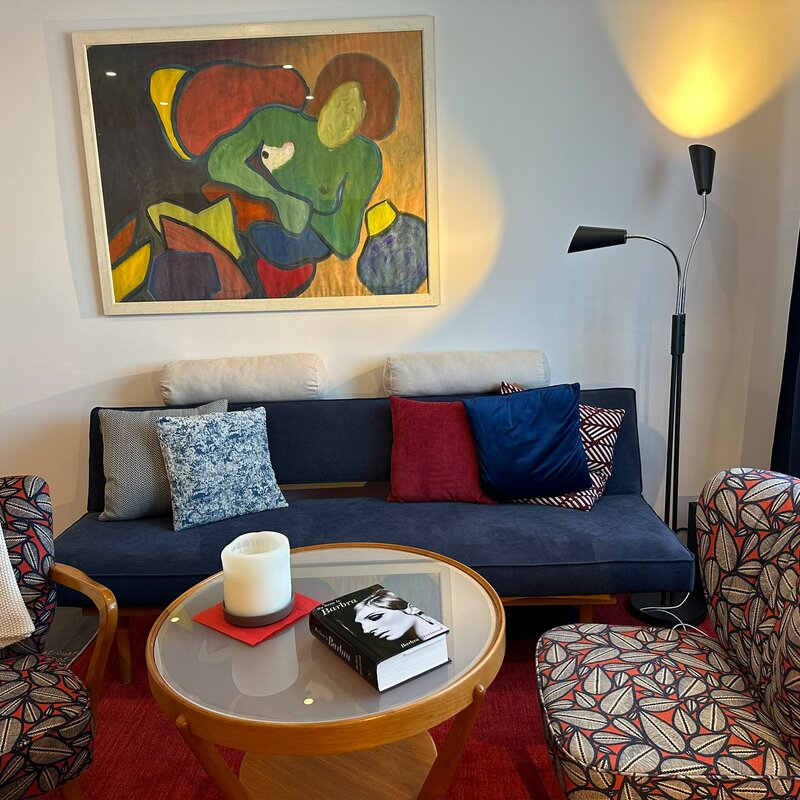 Stilvoll eingerichtetes Wohnzimmer mit Kunst – 2-Zimmer Wohnung zur Kurzzeitmiete & Wohnen auf Zeit für 1 bis 6 Monate in Wien