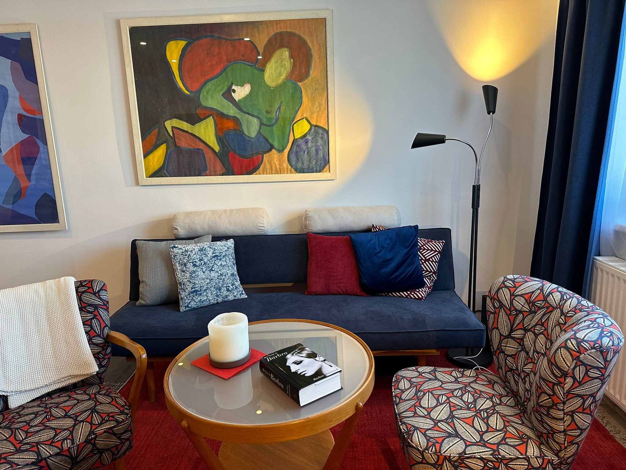 Stilvoll eingerichtetes Wohnzimmer mit Kunst – 2-Zimmer Wohnung zur Kurzzeitmiete & Wohnen auf Zeit für 1 bis 6 Monate in Wien