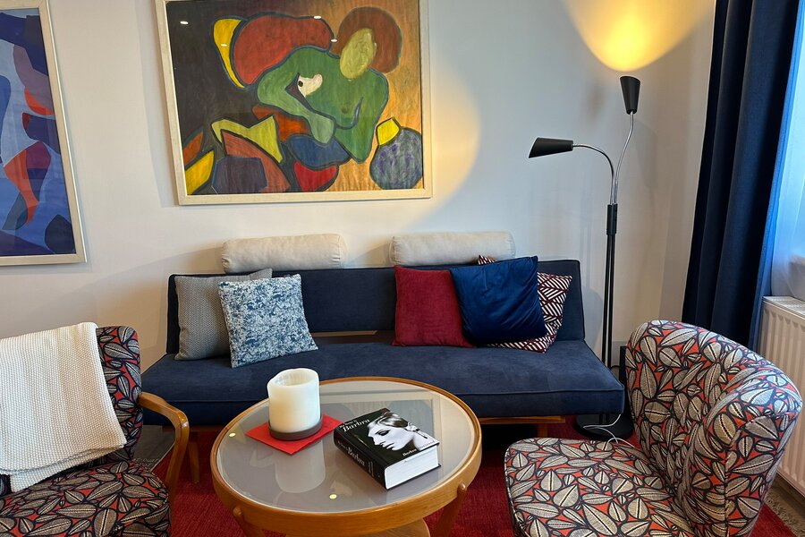Stilvoll eingerichtetes Wohnzimmer mit Kunst – 2-Zimmer Wohnung zur Kurzzeitmiete & Wohnen auf Zeit für 1 bis 6 Monate in Wien