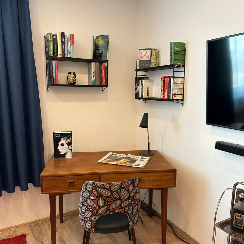 Arbeitsplatz im Wohnzimmer mit Wlan