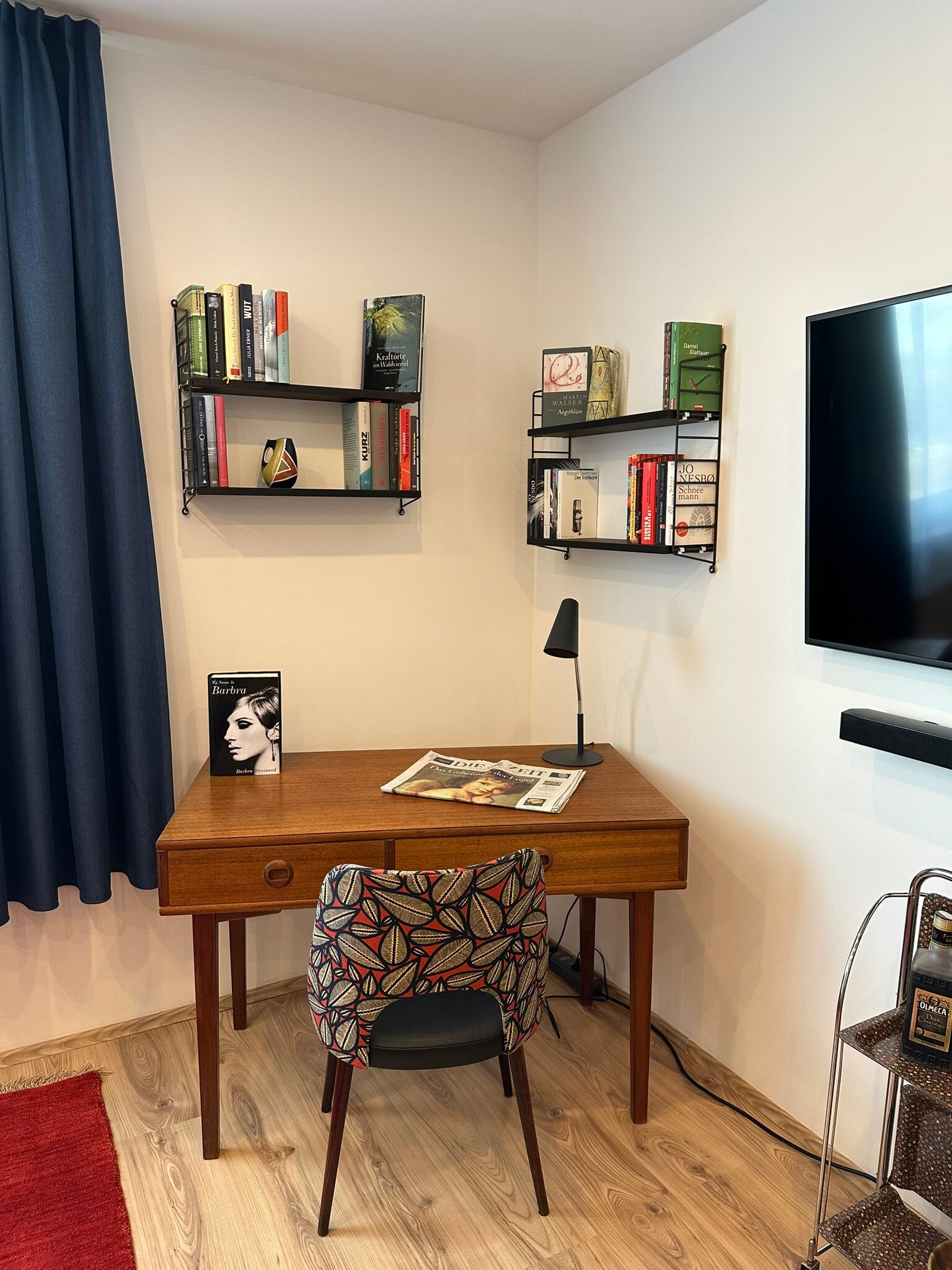 Arbeitsplatz im Wohnzimmer mit Wlan
