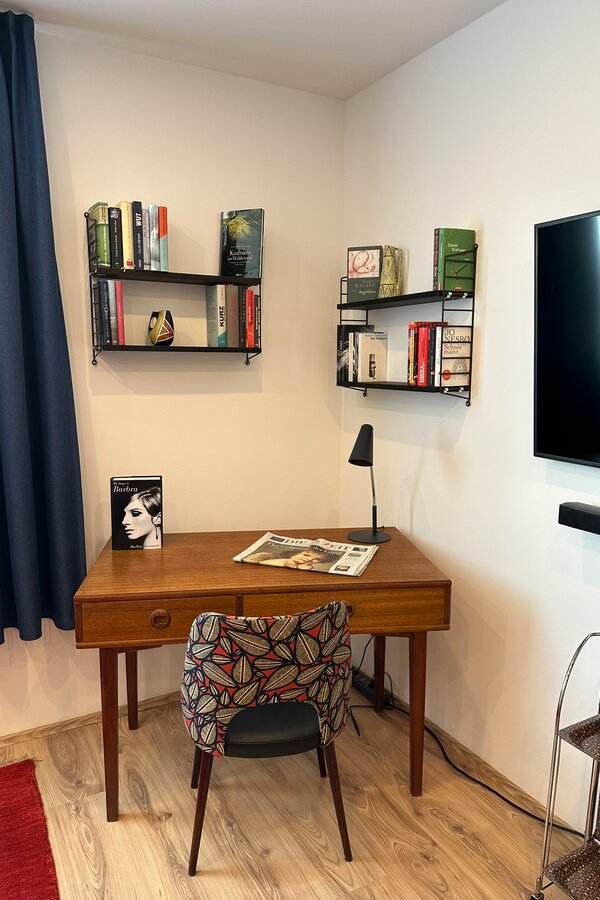Arbeitsplatz im Wohnzimmer mit Wlan