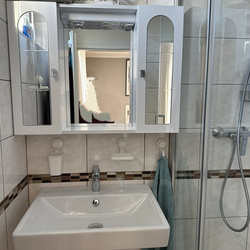 Badezimmer mit Dusche und Tageslicht/Fenster