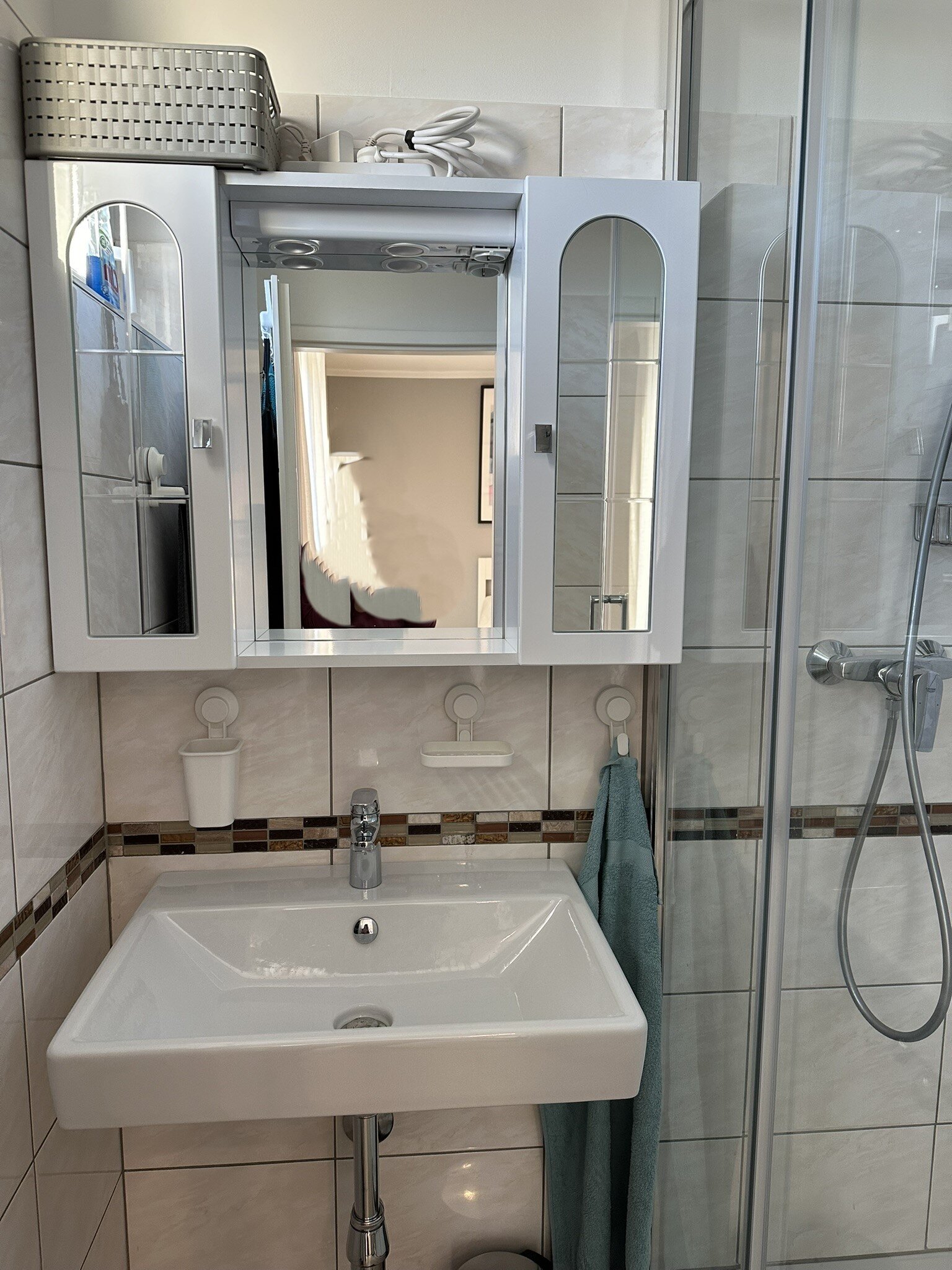 Badezimmer mit Dusche und Tageslicht/Fenster