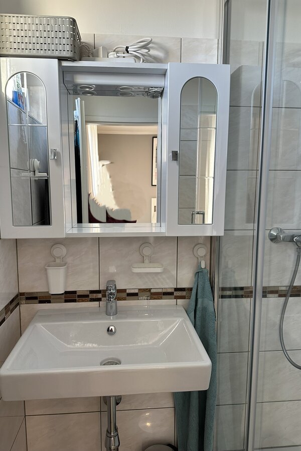 Badezimmer mit Dusche und Tageslicht/Fenster
