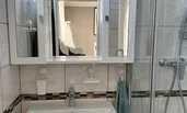 Badezimmer mit Dusche und Tageslicht/Fenster