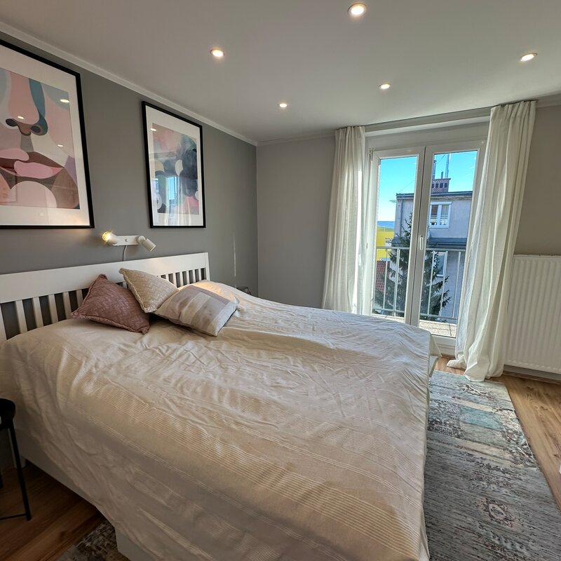 Schlafzimmer mit Zugang zur Terrasse/Balkon, Innenhof, Vormittagssonne und sehr ruhig