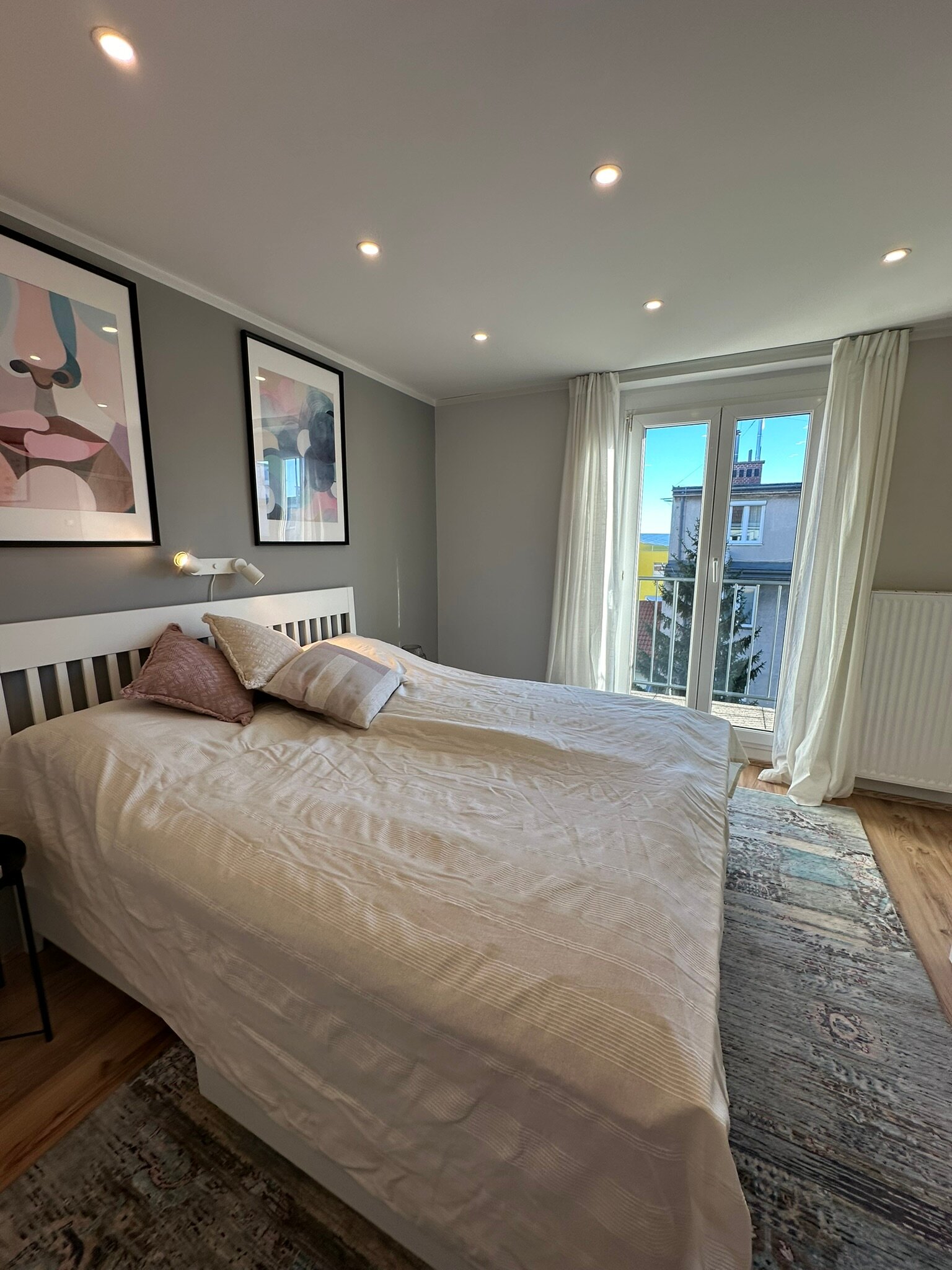 Schlafzimmer mit Zugang zur Terrasse/Balkon, Innenhof, Vormittagssonne und sehr ruhig