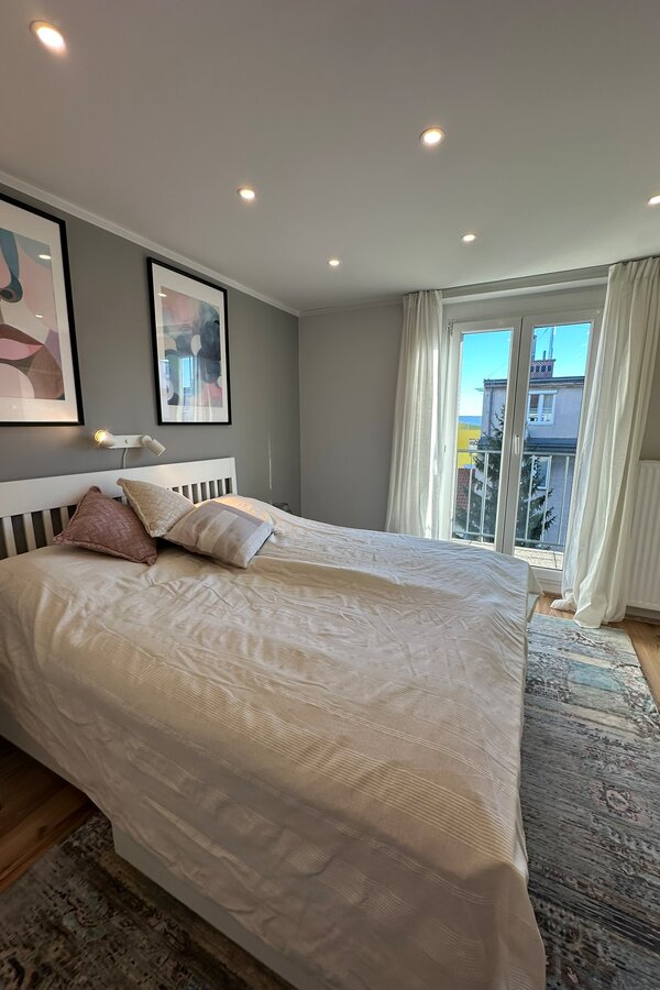 Schlafzimmer mit Zugang zur Terrasse/Balkon, Innenhof, Vormittagssonne und sehr ruhig