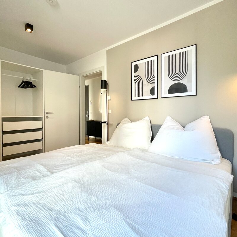 Helles Schlafzimmer mit Doppelbett & Einbauschrank – 2-Zimmer Apartment, Kurzzeitmiete Graz, Wohnen auf Zeit für 1 bis 6 Monate