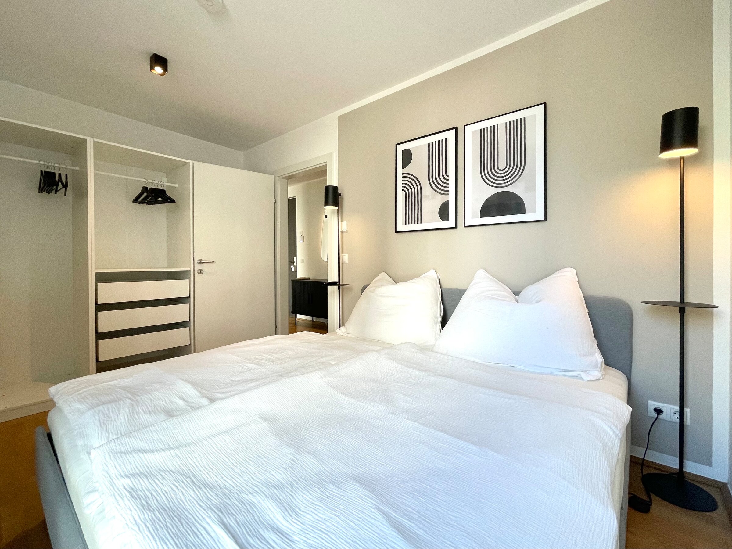 Helles Schlafzimmer mit Doppelbett & Einbauschrank – 2-Zimmer Apartment, Kurzzeitmiete Graz, Wohnen auf Zeit für 1 bis 6 Monate