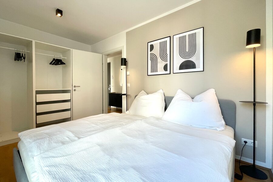 Helles Schlafzimmer mit Doppelbett & Einbauschrank – 2-Zimmer Apartment, Kurzzeitmiete Graz, Wohnen auf Zeit für 1 bis 6 Monate