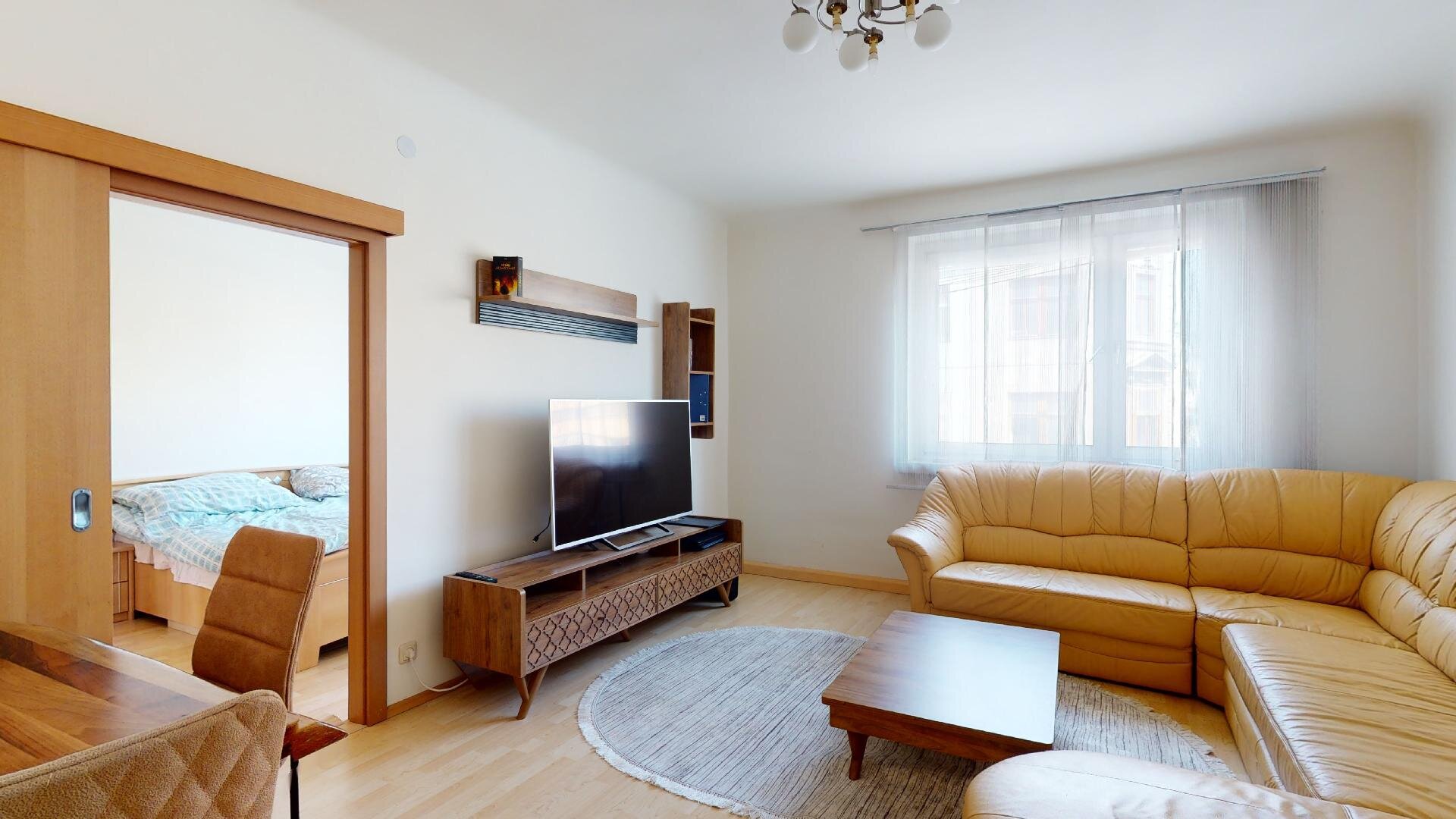 Bright living room with leather couch & TV – 3-room apartment, short-term rental, temporary housing 1 to 6 months, Vienna
