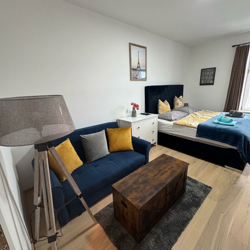 Helles Wohn-Schlafzimmer mit Doppelbett & Sofa – 3-Zimmer Wohnung, möbliert, Kurzzeitmiete Salzburg, Wohnen auf Zeit 1–6 Monate