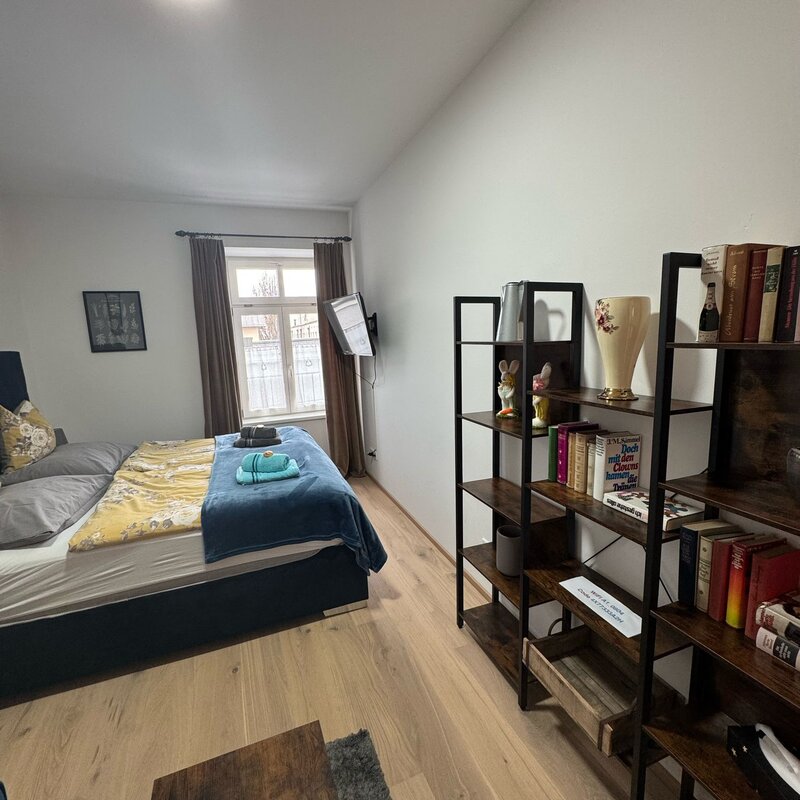 Spacious bedroom with additional couch | © Susanne