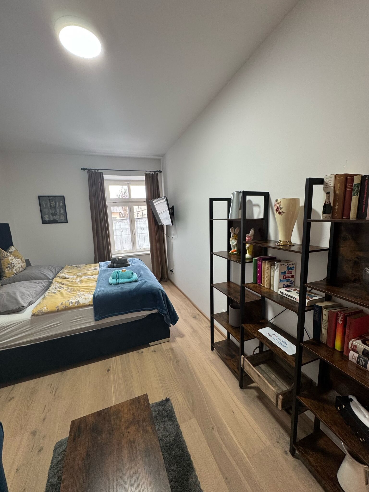 Spacious bedroom with additional couch | © Susanne