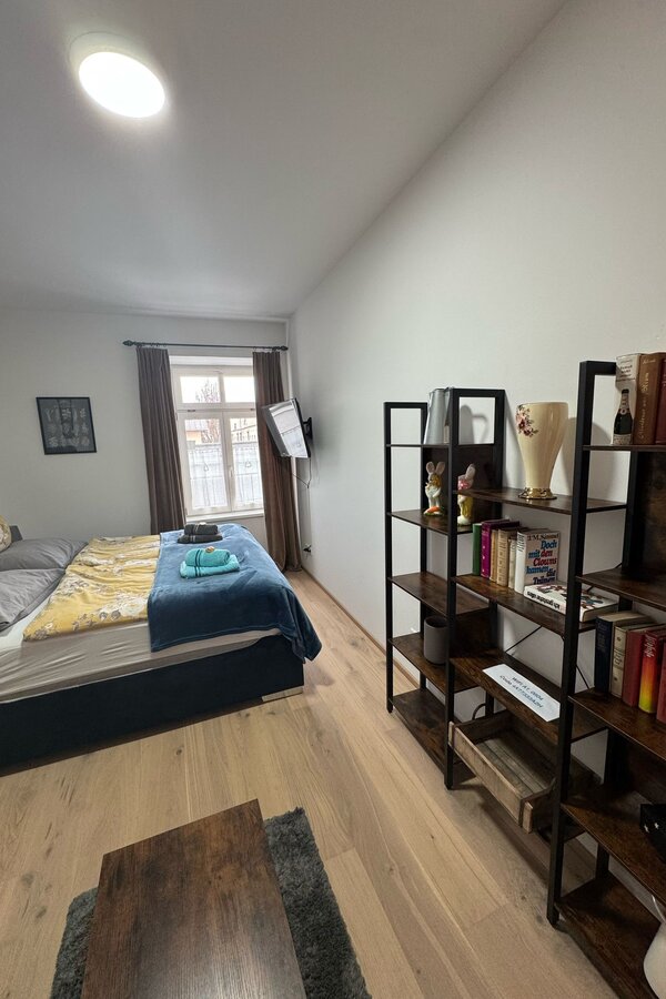 Spacious bedroom with additional couch | © Susanne