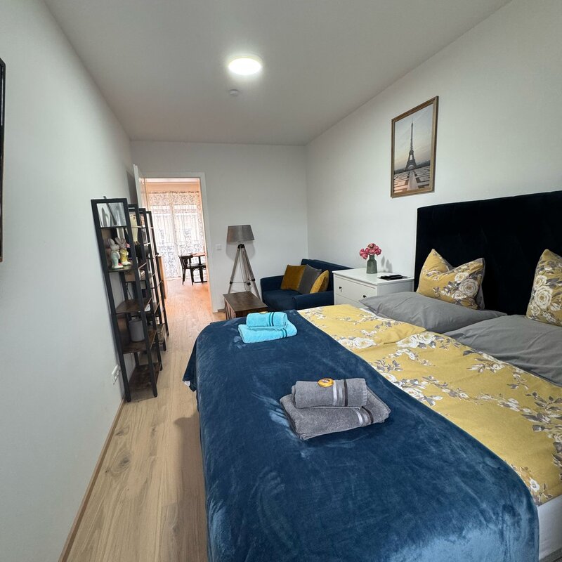 Spacious bedroom with additional couch | © Susanne