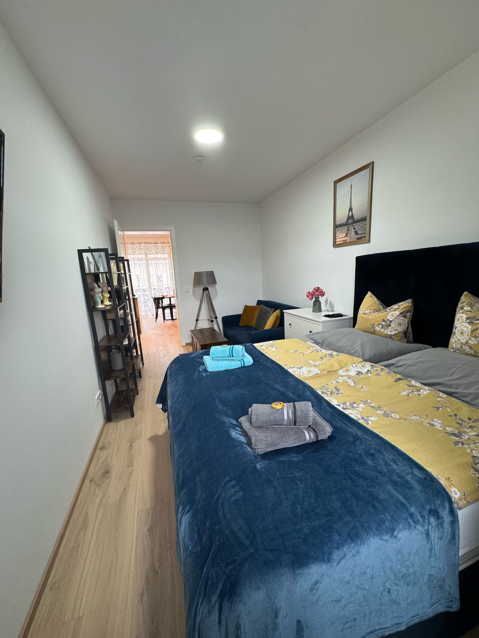 Spacious bedroom with additional couch | © Susanne