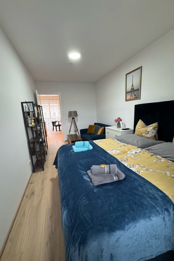 Spacious bedroom with additional couch | © Susanne