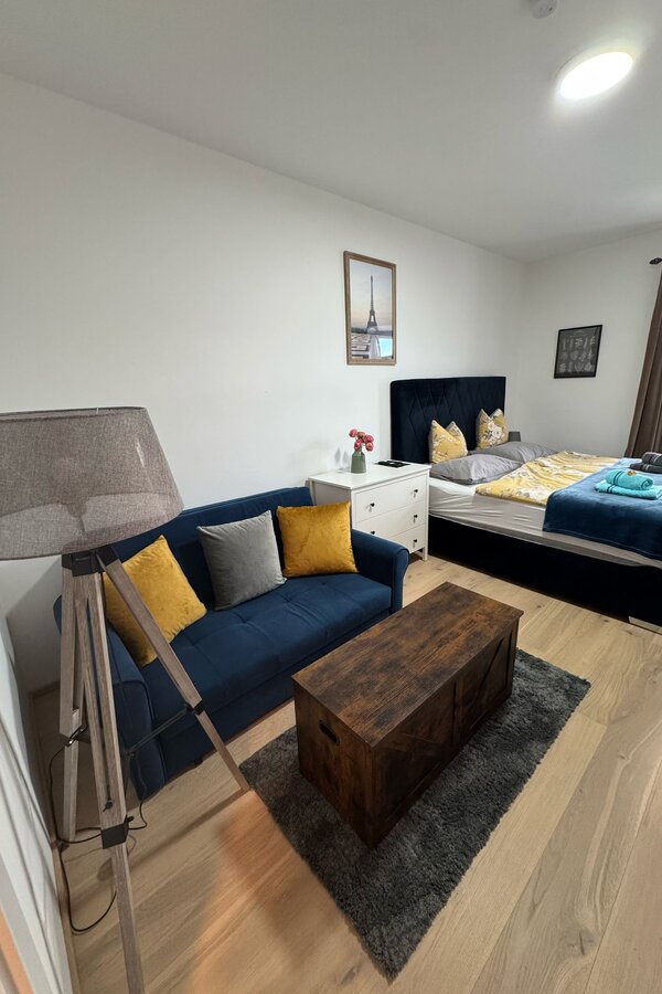 Spacious bedroom with additional couch | © Susanne