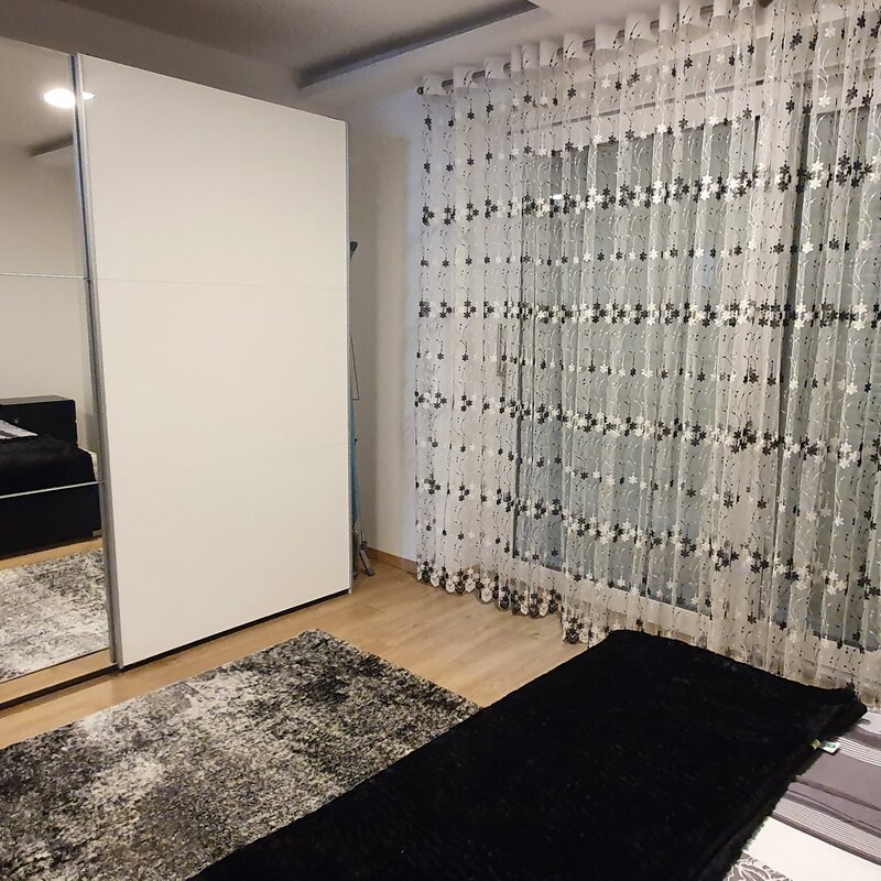 Helles Schlafzimmer mit Spiegelschrank & Parkettboden – 3-Zimmer Wohnung, Kurzzeitmiete Traun, Wohnen auf Zeit 1 bis 6 Monate.