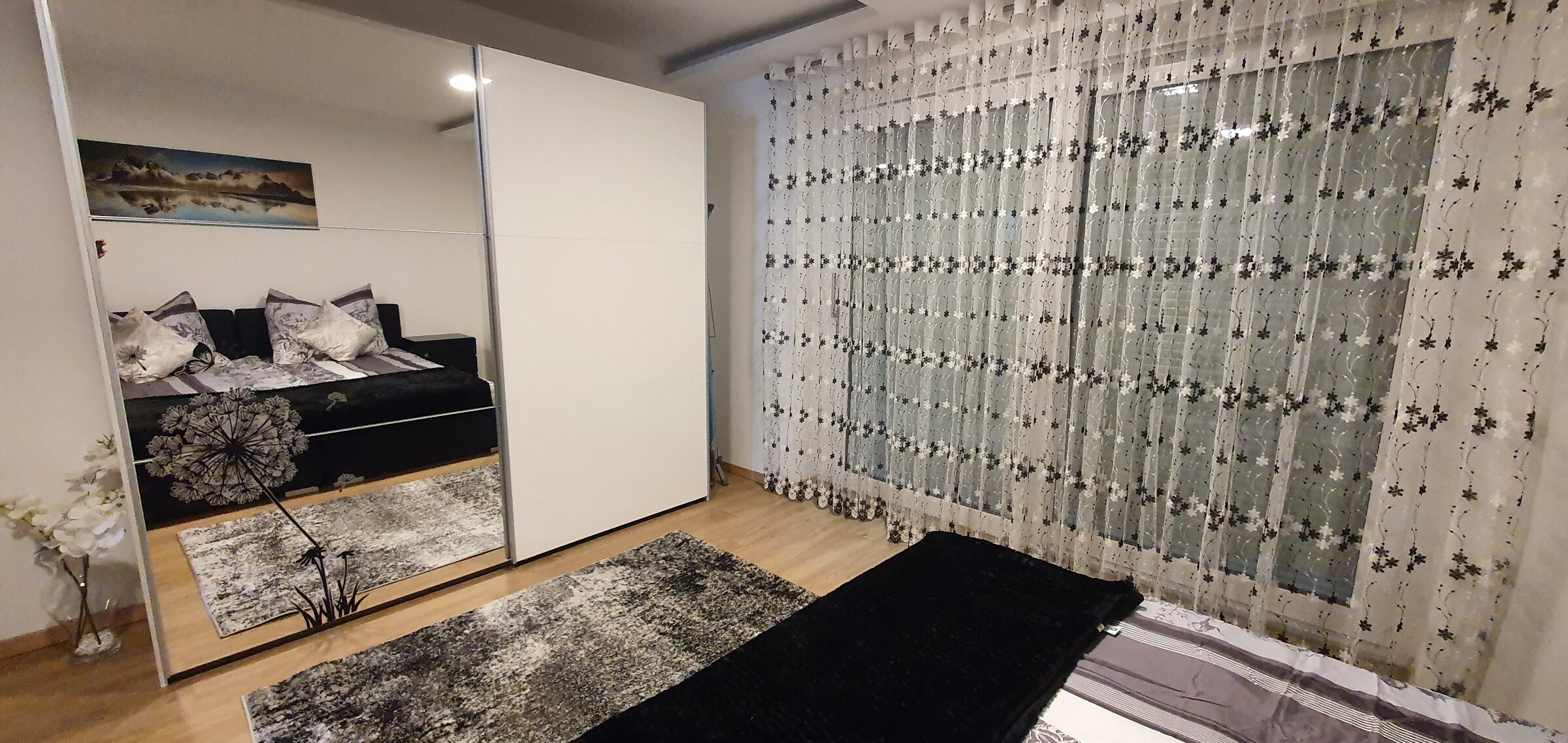 Helles Schlafzimmer mit Spiegelschrank & Parkettboden – 3-Zimmer Wohnung, Kurzzeitmiete Traun, Wohnen auf Zeit 1 bis 6 Monate.