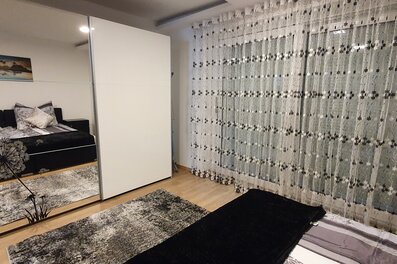 Helles Schlafzimmer mit Spiegelschrank & Parkettboden – 3-Zimmer Wohnung, Kurzzeitmiete Traun, Wohnen auf Zeit 1 bis 6 Monate.