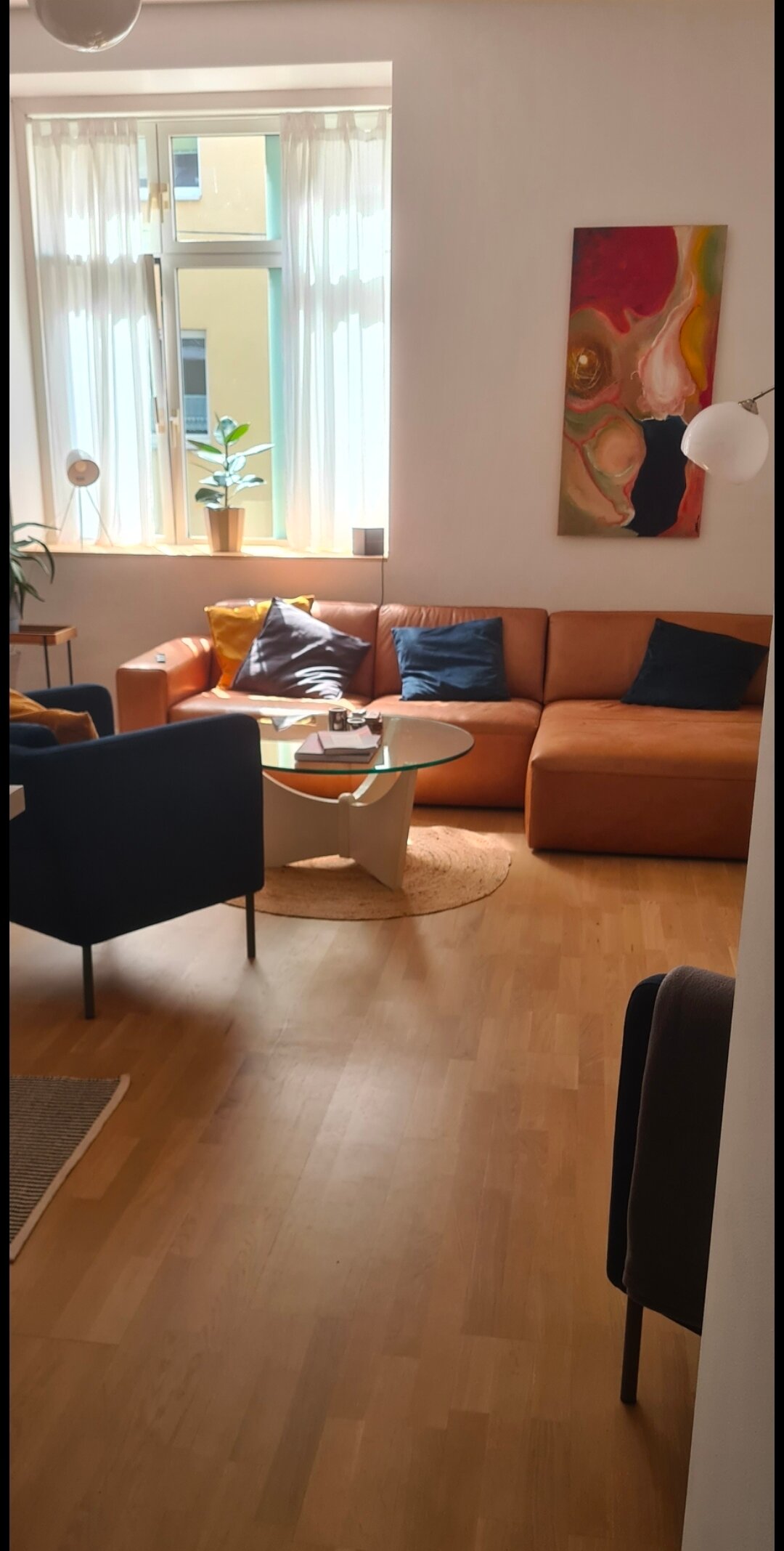 Bright living room with leather sofa & art wall – 2-room apartment, short-term rental, temporary housing 1 to 6 months, Vienna