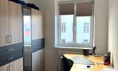 großer Schreibtisch und Kleiderschrank