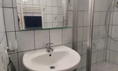 Badezimmer mit Dusche