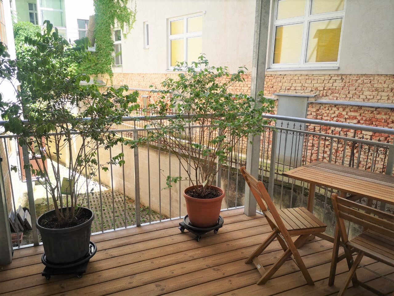 schöner großer Balkon überdacht | © susanne frewein-kazakbaev