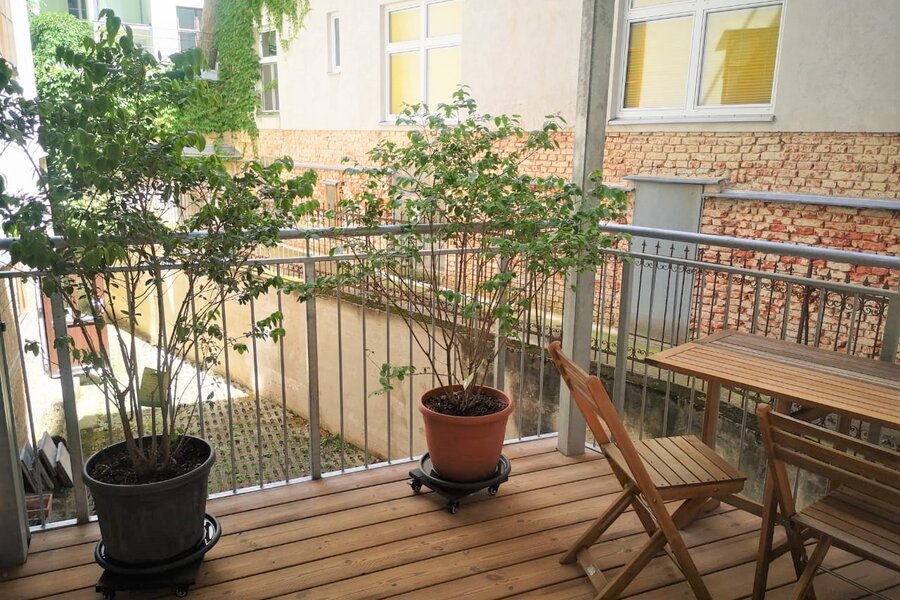 schöner großer Balkon überdacht | © susanne frewein-kazakbaev