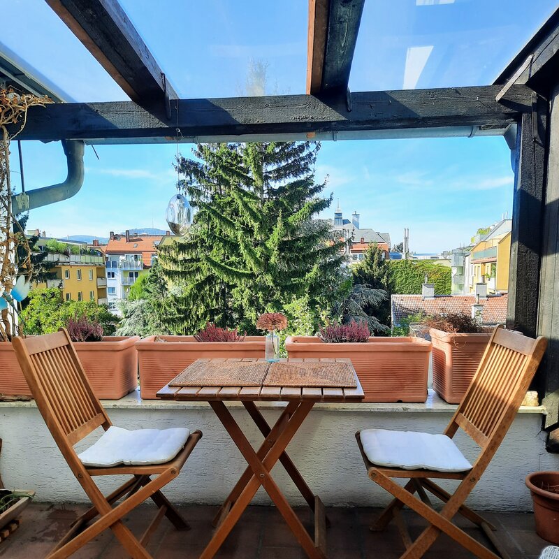 Sunny rooftop terrace with city view – 4-room apartment, short-term rental & temporary housing for 1 to 6 months in Vienna