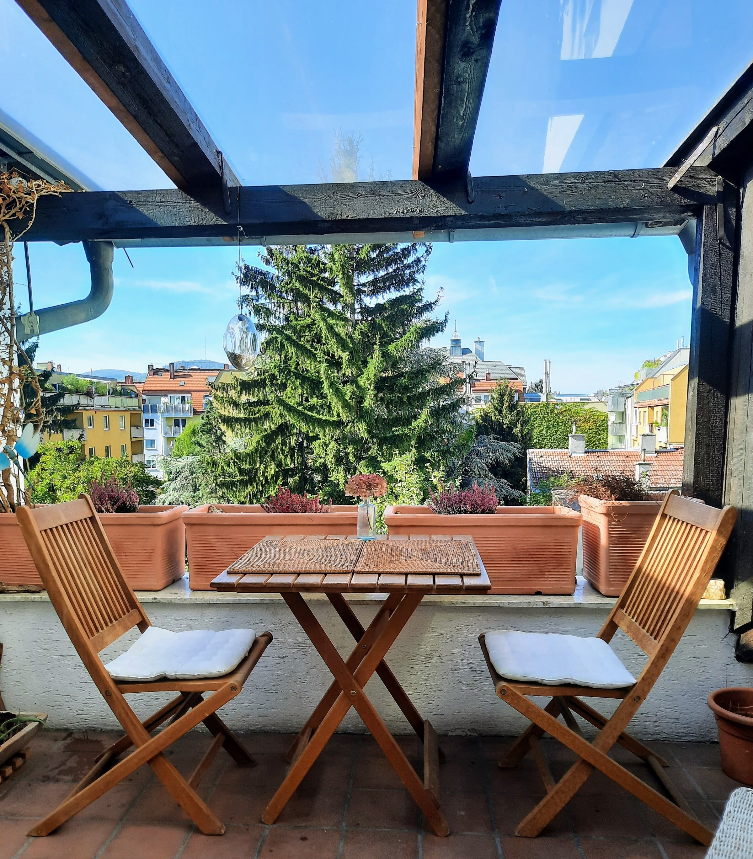 Sunny rooftop terrace with city view – 4-room apartment, short-term rental & temporary housing for 1 to 6 months in Vienna