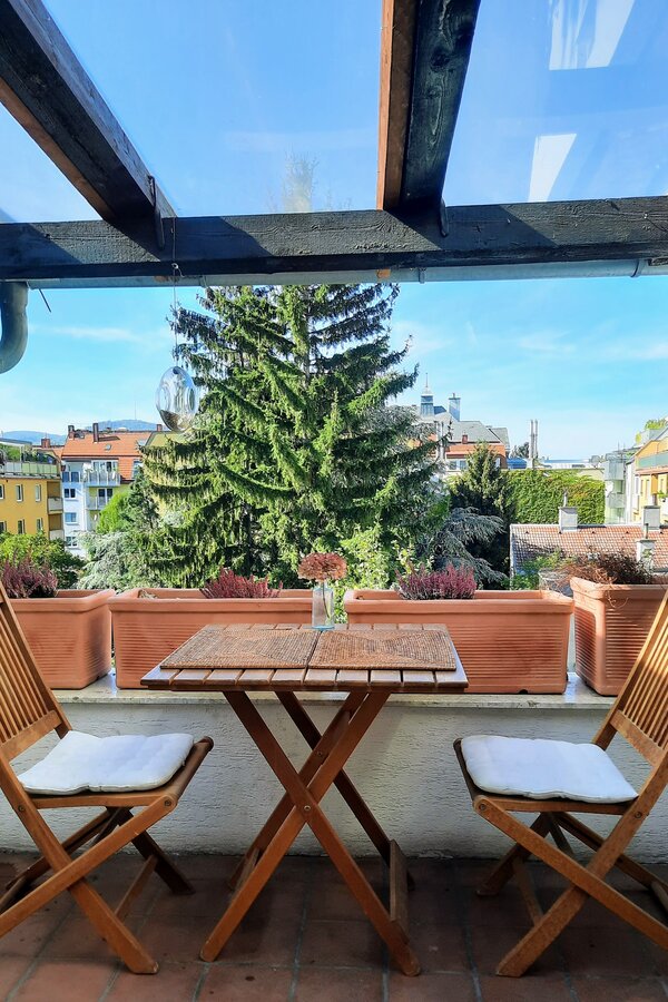 Sunny rooftop terrace with city view – 4-room apartment, short-term rental & temporary housing for 1 to 6 months in Vienna