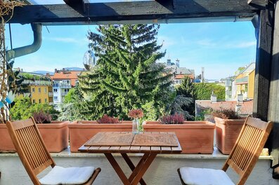 Sunny rooftop terrace with city view – 4-room apartment, short-term rental & temporary housing for 1 to 6 months in Vienna
