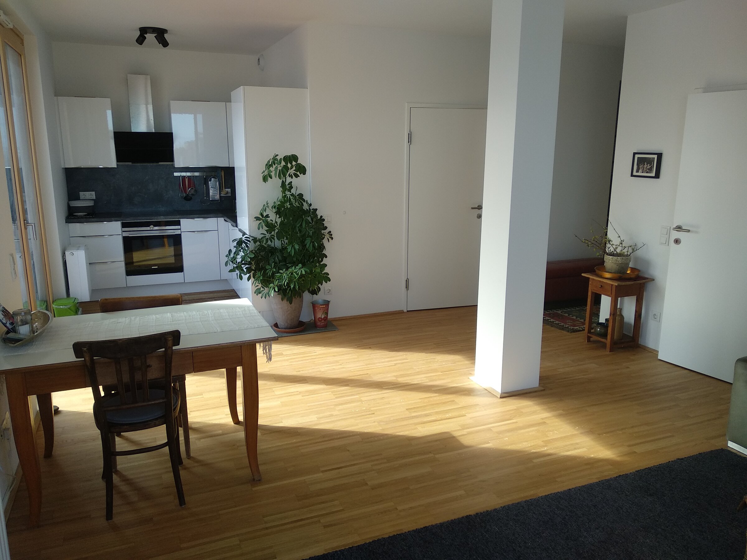 Helle 2-Zimmer Wohnung mit offener Küche & Parkettboden – Kurzzeitmiete Wien, Wohnen auf Zeit für 1 bis 6 Monate.