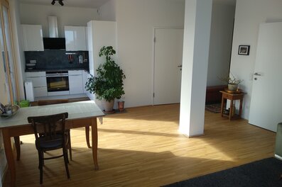 Helle 2-Zimmer Wohnung mit offener Küche & Parkettboden – Kurzzeitmiete Wien, Wohnen auf Zeit für 1 bis 6 Monate.