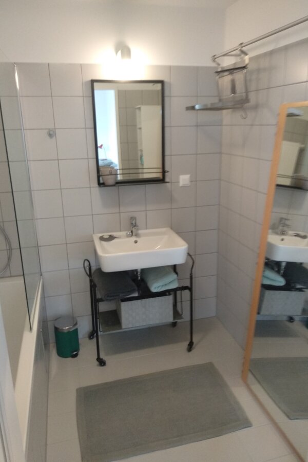 Badezimmer mit Wanne 