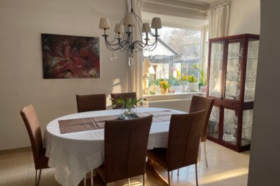 Helles Esszimmer im Haus – Wohnen auf Zeit & Kurzzeitmiete in Perchtoldsdorf, für 1 bis 6 Monate