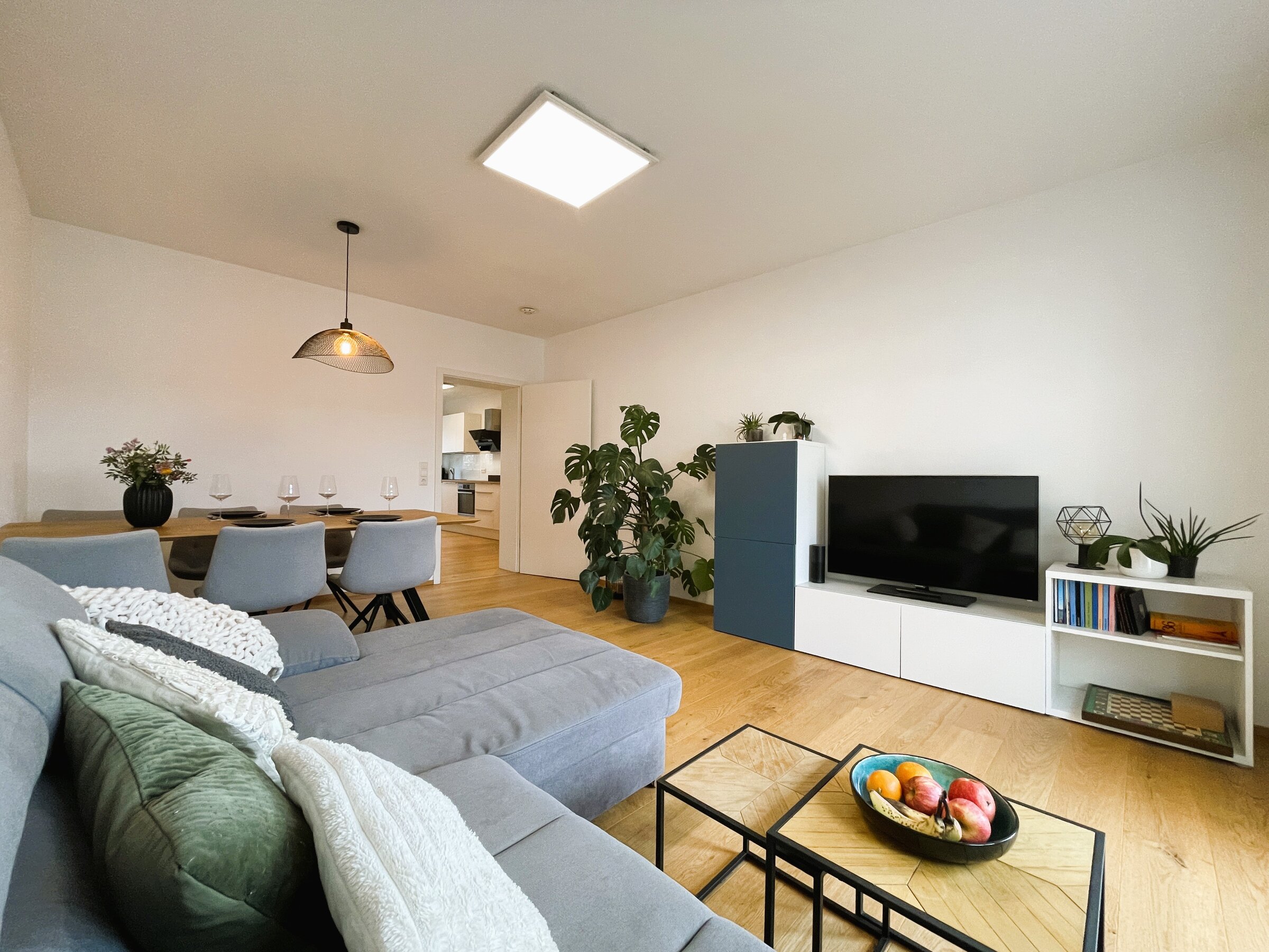 Helles Wohnzimmer mit Sofa & TV – 3-Zimmer Wohnung, Kurzzeitmiete & Wohnen auf Zeit für 1 bis 6 Monate in Stuttgart
