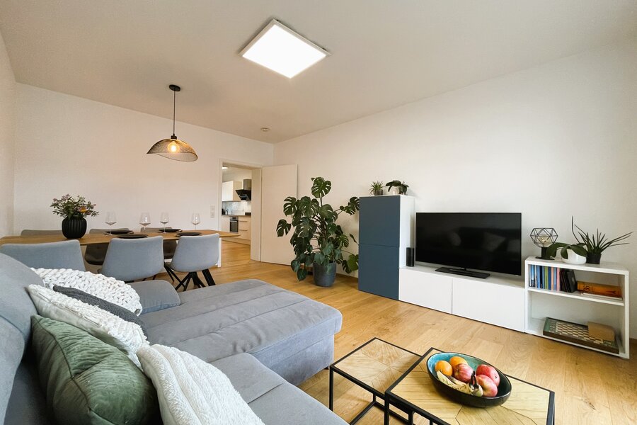 Helles Wohnzimmer mit Sofa & TV – 3-Zimmer Wohnung, Kurzzeitmiete & Wohnen auf Zeit für 1 bis 6 Monate in Stuttgart