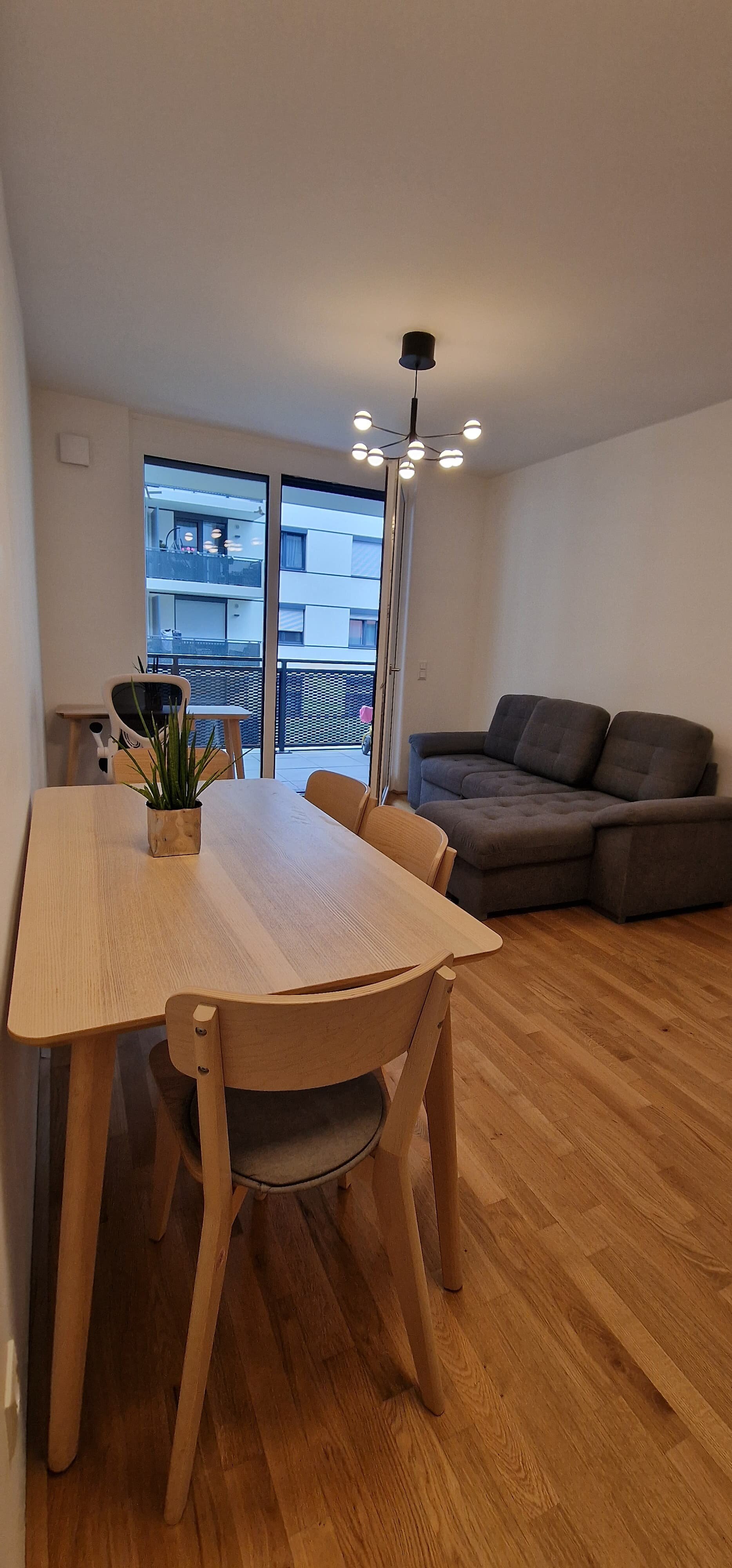 Bright living and dining area with balcony – 2-room apartment, short-term rental, temporary housing for 1 to 6 months in Vienna