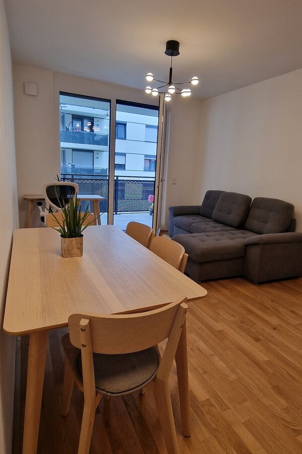 Bright living and dining area with balcony – 2-room apartment, short-term rental, temporary housing for 1 to 6 months in Vienna