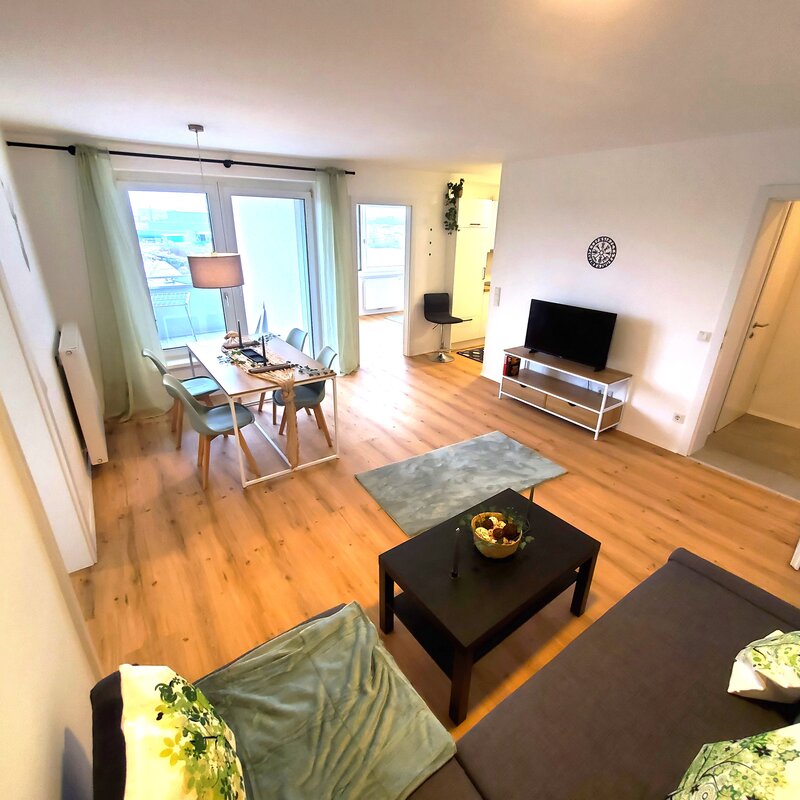 Helles Wohnzimmer mit Holzboden & Balkon – 3-Zimmer Wohnung zur Kurzzeitmiete, Wohnen auf Zeit 1–6 Monate, Traun
