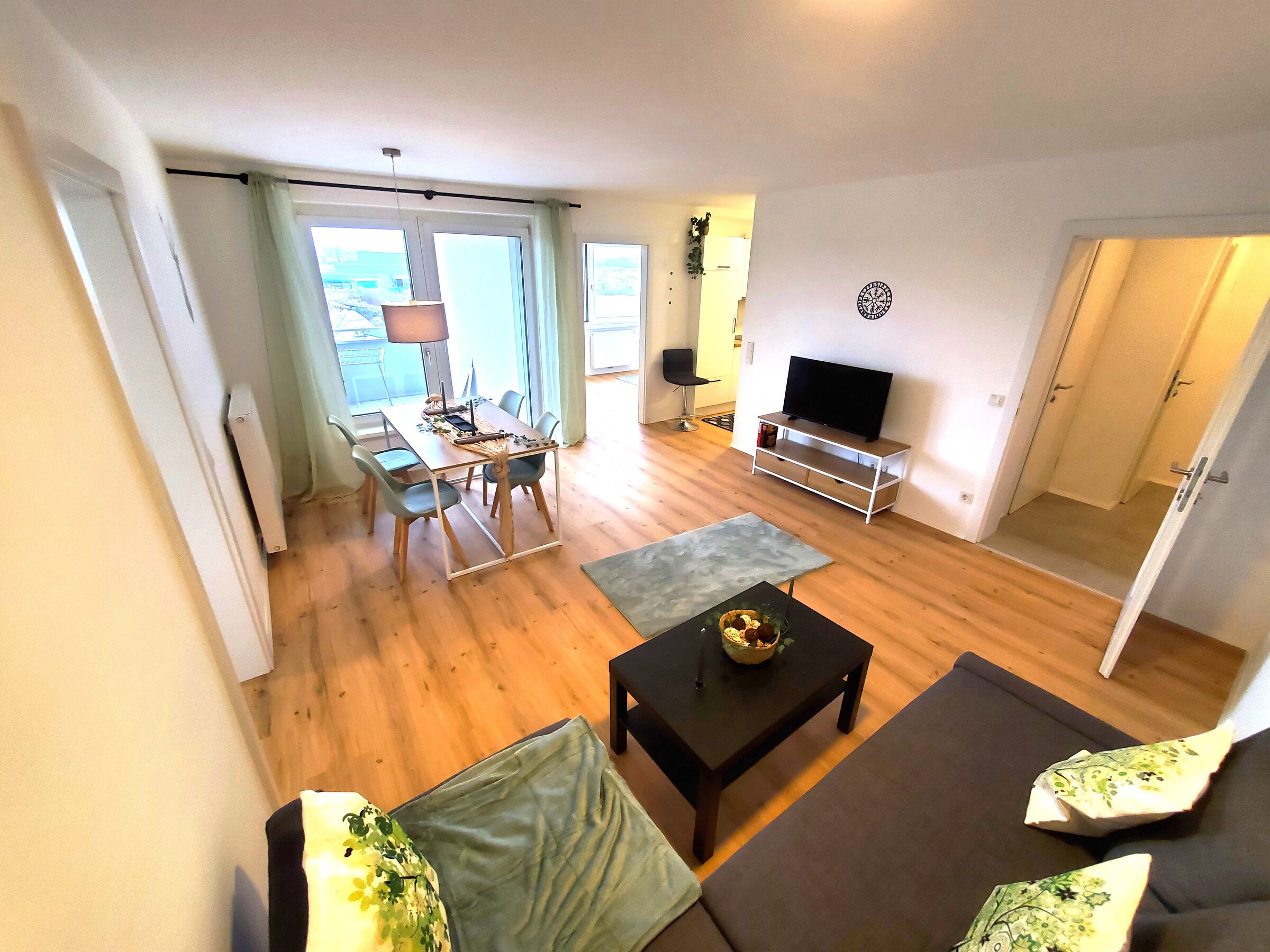 Helles Wohnzimmer mit Holzboden & Balkon – 3-Zimmer Wohnung zur Kurzzeitmiete, Wohnen auf Zeit 1–6 Monate, Traun