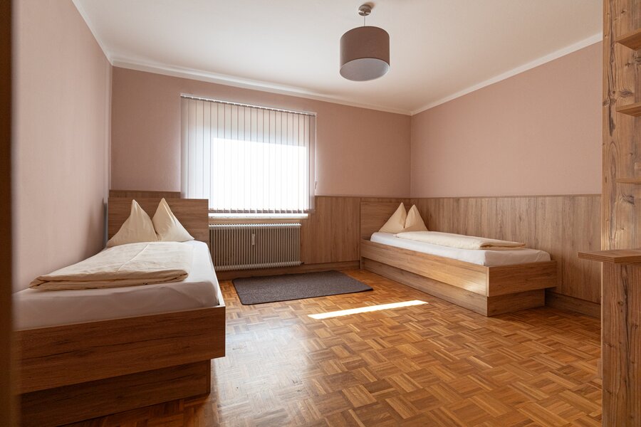 renoviert 2024 , Schlafzimmer mit zwei Einzelbetten