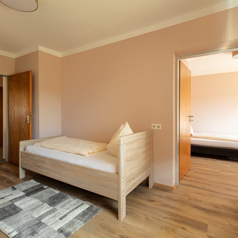 vore Schlafzimmer 2. hinten Schlafzimmer 3. mit je einem Einzelbett